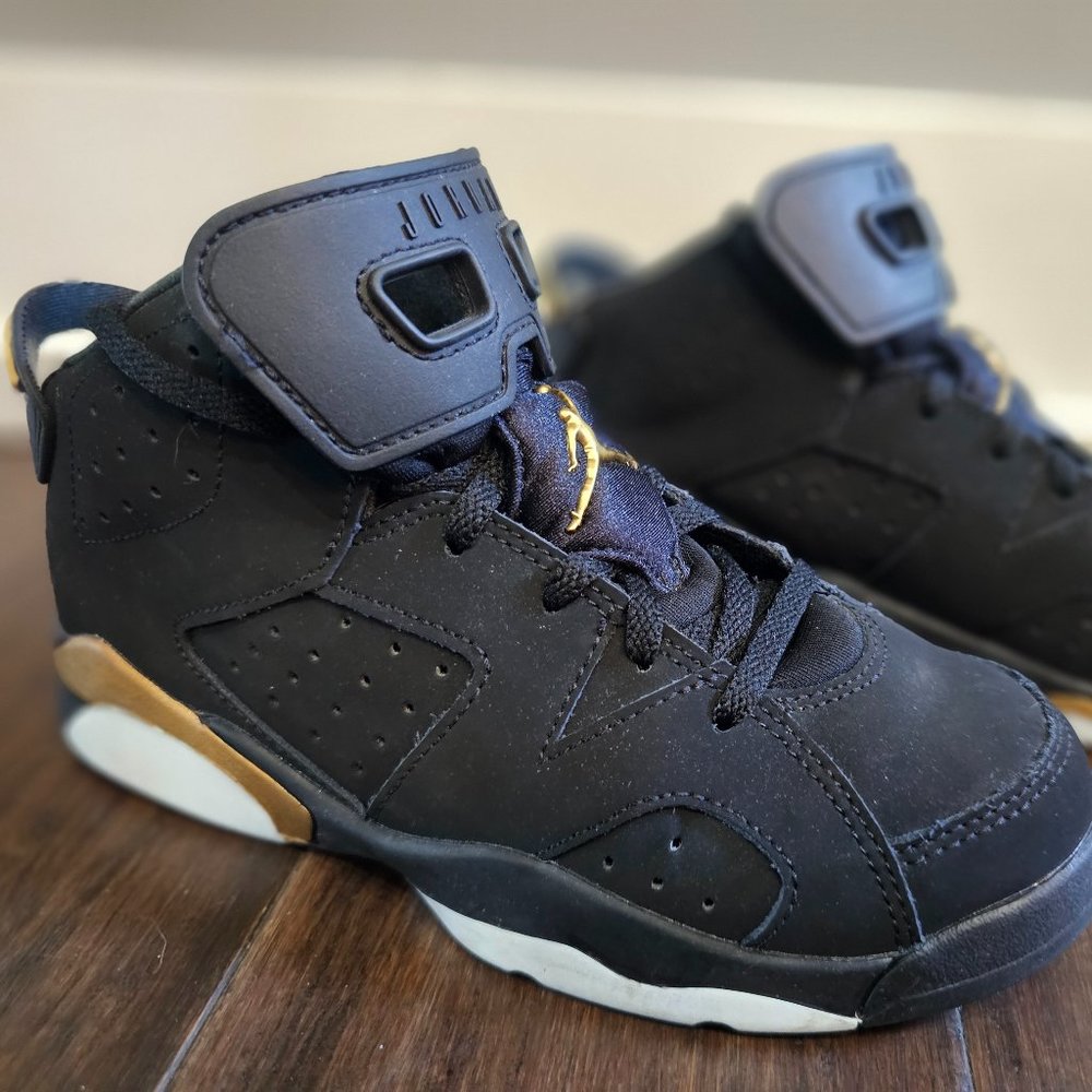 Boys Size 2.5Y Air Jordan